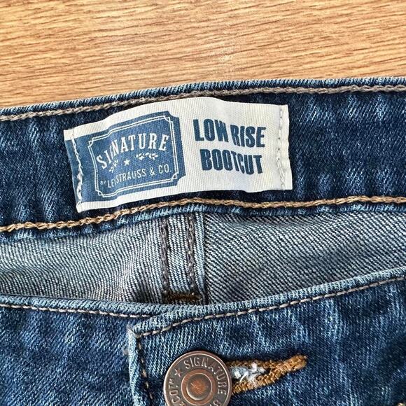 Levis Women's Signature Lowrise Bootcut Jeans - Size 12 medium - Picture 2 of 5